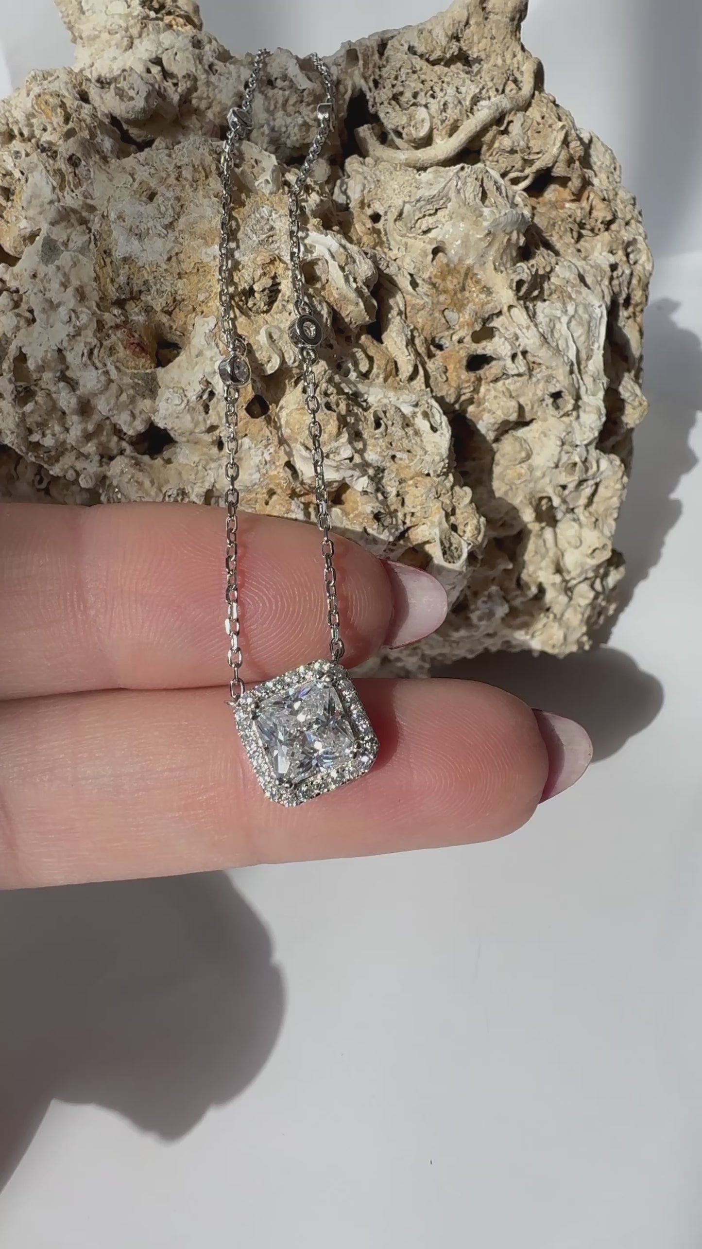 Collana in argento 925 e quarzo quadrato di laboratorio